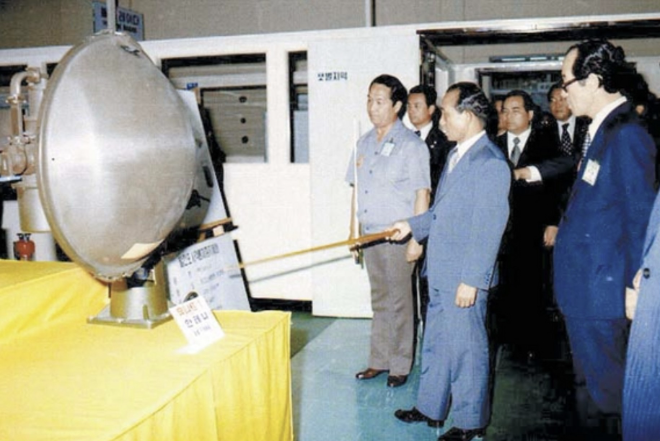 박정희 대통령이 1978년 금성정밀공업을 방문해 회사가 개발한 대한민국 최초의 군용 발칸레이더를 살펴보고 있다. 사진= LIG D&A