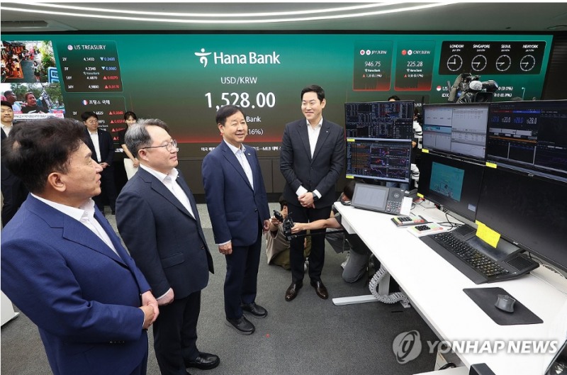 구윤철 부총리와 권민수 한은 부총재보는 6일 외환시장 24시간 시대를 맞아 하나은행 본점 외환 딜링룸을 방문했다. 사진=공동취재단