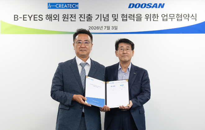 김덕수 두산에너빌리티 TM설계 담당(오른쪽)과 최태묵 크리에이텍 대표이사가 크리에이텍 울산공장에서 진행된 ‘B-EYES 해외 원전 진출 기념 및 협력을 위한 업무협약식’에서 협약 체결 후 기념촬영을 하고 있다. 사진= 두산에너빌리티