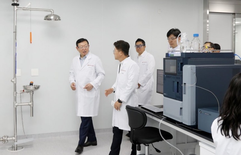 신동빈 롯데 회장이 3일 인천 연수구에 있는 롯데바이오로직스 송도 캠퍼스 1공장을 찾아 현장경영을 펼쳤다. 신 회장(왼쪽 첫번째)과 신유열 롯데바이오로직스 각자대표 겸 롯데지주 미래성장실장(왼쪽 네번째)이 공장 내 연구시설을 둘러보며 생산 공정 설명을 듣고 있다./사진제공=롯데지주