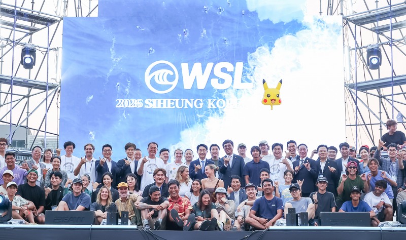 5일 오후 WSL 시흥 코리아 오픈 경기가 끝난 후 참가 선수들이 기념촬영을 하고 있다 /시흥시