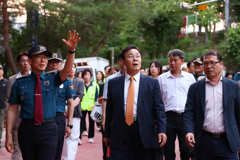 김성제 의왕시장이 지난 3일 의왕경찰서와 함께 민관경 범죄예방 합동 순찰 을 하고있다./의왕시