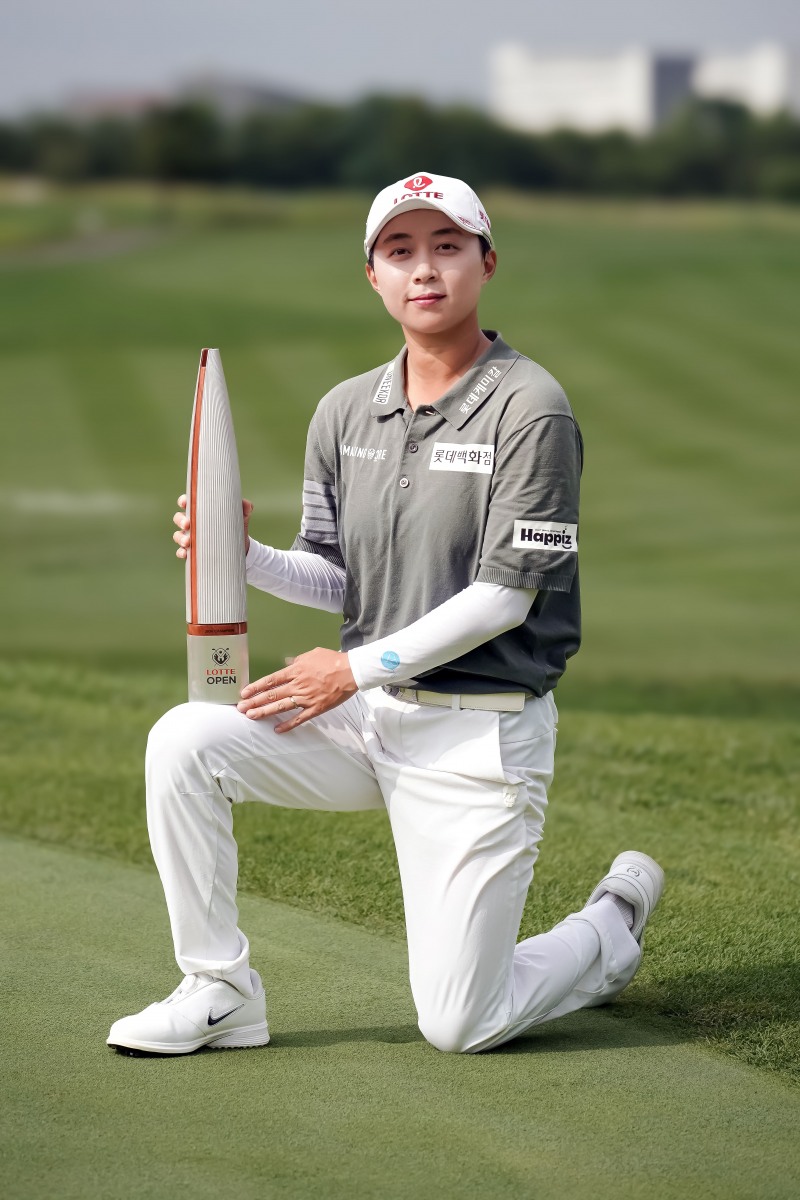 KLPGA 투어 롯데오픈 정상에 오른 김효주. /KLPGA