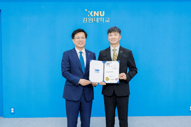 강원대 삼척캠퍼스 문태영 신임 총장이 임명장 수여식 후 기념사진 촬영을 하고 있다. (사진제공=가톨릭관동대)