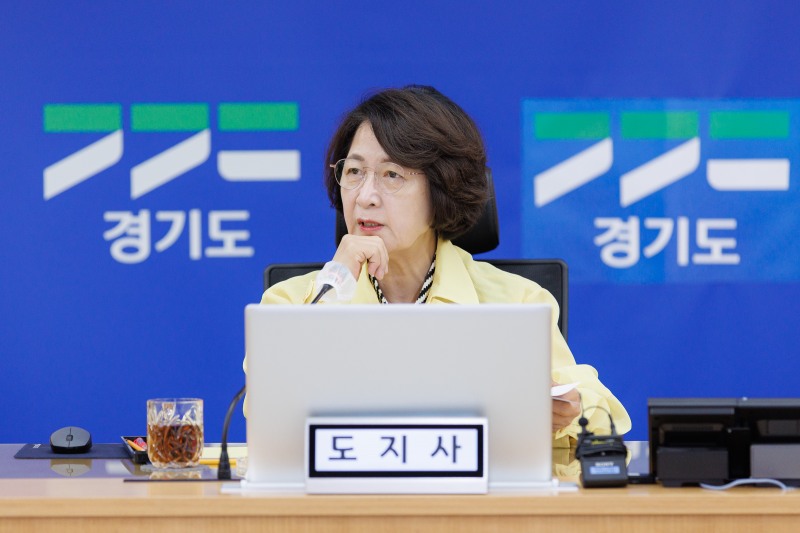 추미애 경기도지가 6일 경기도청 재난안전상황실을 방문해 장마 전망과 여름철 풍수해 대비 종합대책, 경기도 재난대응체계 전반에 대한 보고를 받고있다. /경기도
