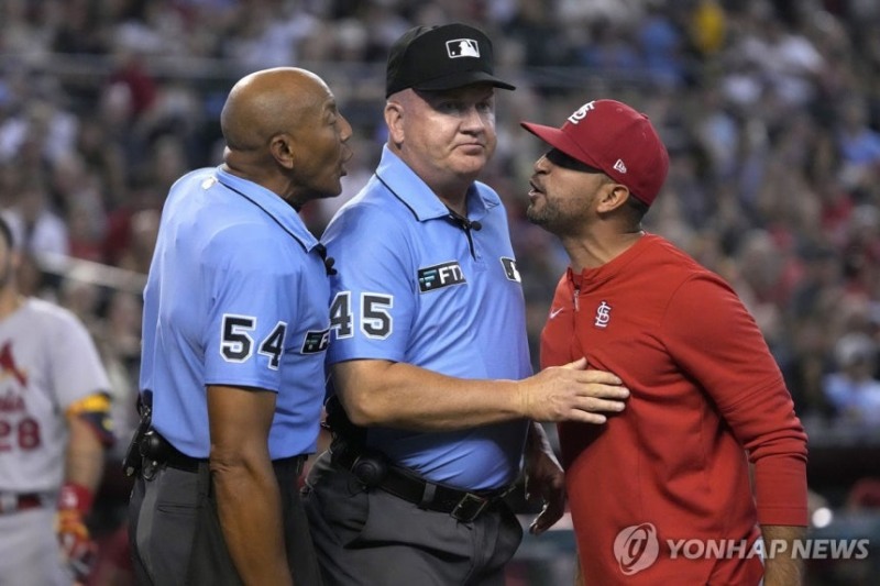감독과 언쟁하는 버크너(왼쪽) 심판 / 사진=연합뉴스