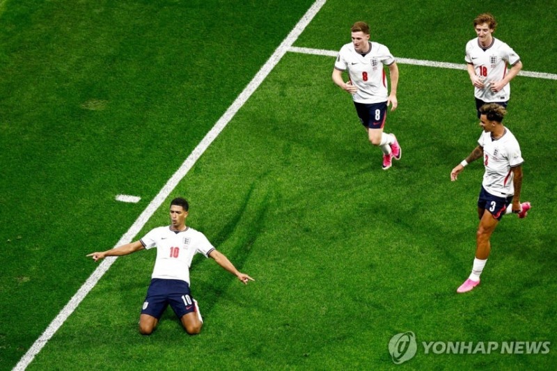 벨링엄(10번)의 득점 후 세리머니 하는 잉글랜드 선수들. / 사진=연합뉴스