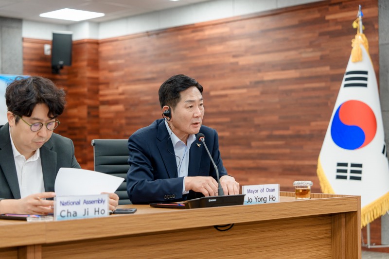 '글로벌 기후·건강·인공지능(AI) 협력 플랫폼 구축'위한 첫 전략회의에 참석한 조용호 오산시장. /오산시