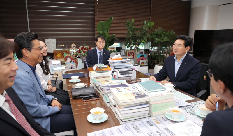 6일 시장실에서 이상일 시장과 어플라이트 머티리얼즈 관계자가 대화를 나누고 있다/용인시