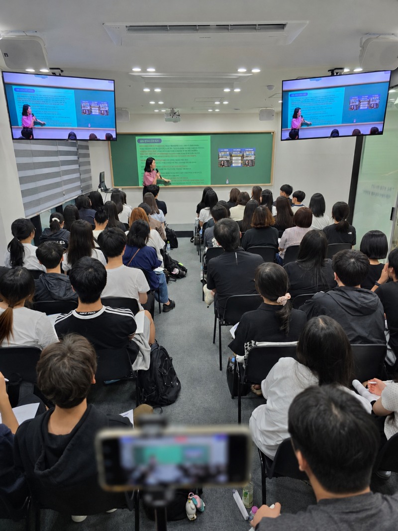 박은지 입시컨설턴트가 찬스영어학원에서 2028학년도 대학입시 대비 '세특 아카데미'를 진행했다.