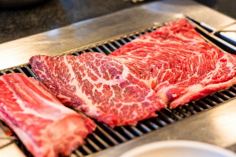 수원의 한 갈빗집에서 불판에 올려 굽고 있는 수원갈비./수원시