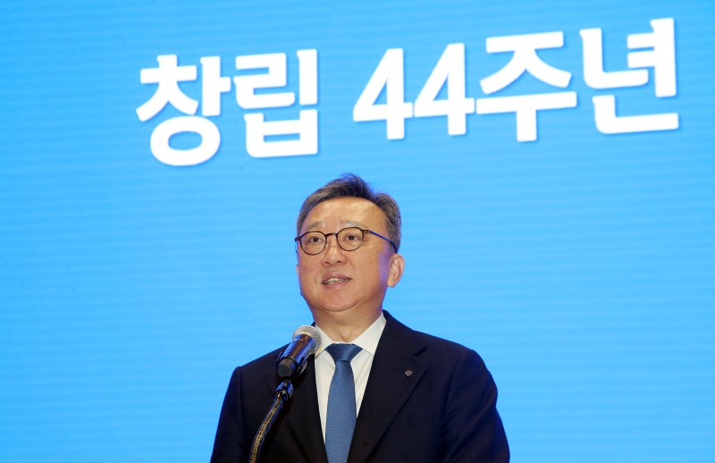 7일 신한은행 정상혁 은행장이 서울시 중구 신한은행 본점에서 열린 창립 44주년 기념식에서 발언하는 모습./신한은행