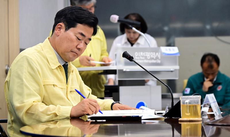 박찬대 인천시장이 7일 시청 재난종합상황실에서 열린 '2026년 여름철 재난·안전대책 긴급 상황 점검회의'에서 주요대책을 보고를 받고 있다./인천시