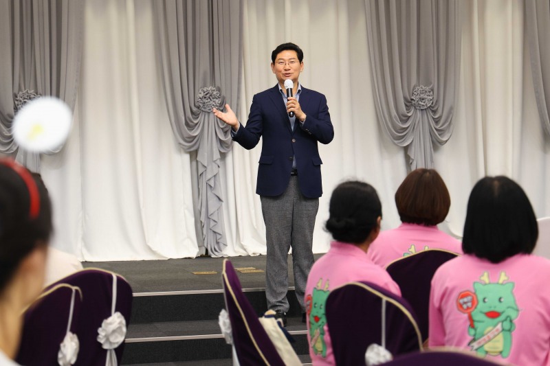이상일 용인특례시장이 시청 컨벤션홀에서 열린 '안전한 도시 만들기 마을실험실' 성과공유회에서 인사말을 하고 있다./용인시