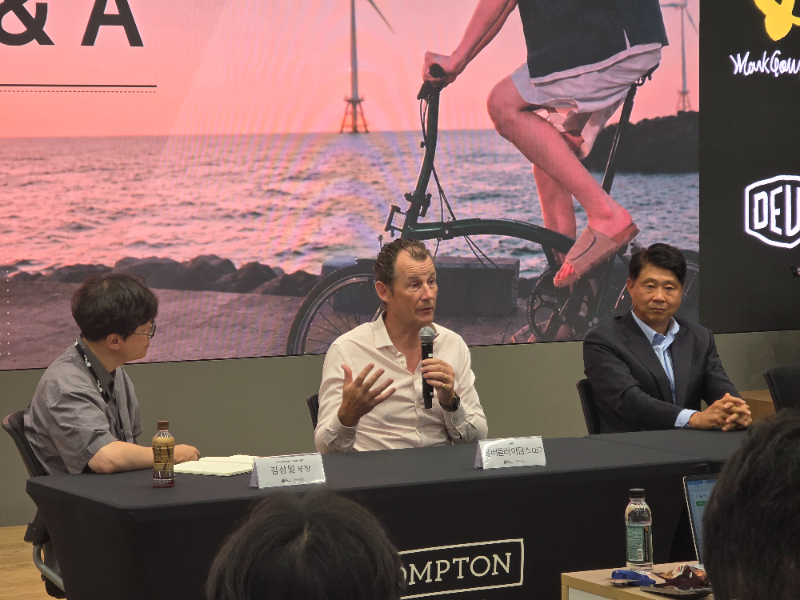 7일 서울 용산구 더네이쳐홀딩스 본사에서 열린 '브롬톤 런던 2026 프레스 데이' 기자간담회에서 윌 버틀러 아담스 브롬톤 CEO(가운데)가 질의응답 시간에 답하고 있다./이종균 기자