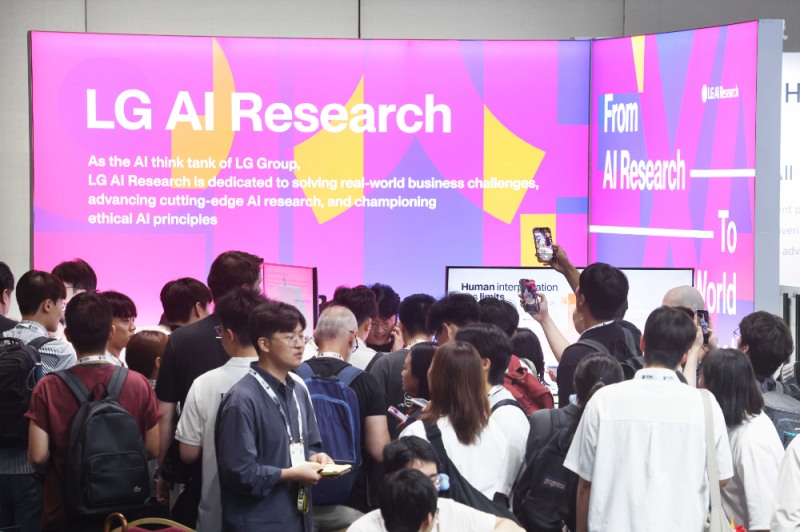 LG AI연구원이 서울 코엑스에서 진행 중인 ICML 2026에 참가해 연구 성과와 엑사원의 산업 현장 혁신 사례를 공개했다