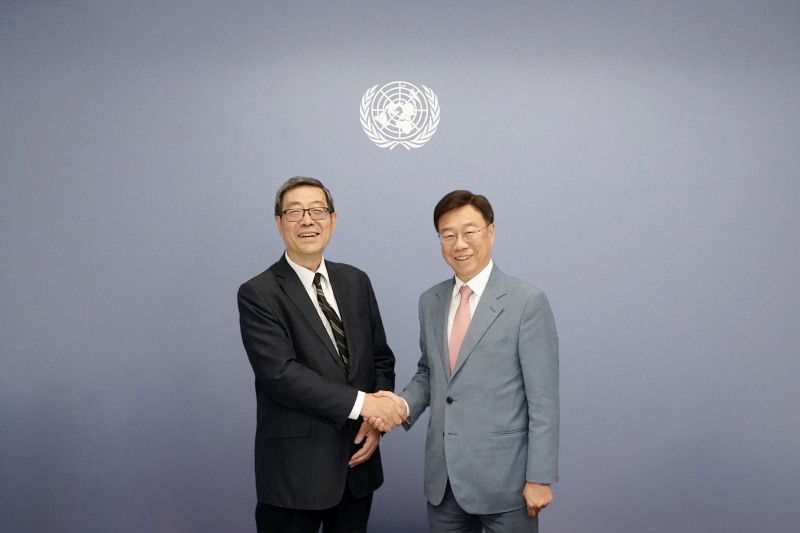 신상진 성남시장이 현지시간 7일 미국 뉴욕 유엔(UN) 본부 내 유엔 경제사회국(UN DESA) 사무국에서 주왕 주(Zhuwang Zhu) 유엔 경제사회국 지속가능발전목표국(DSDG) 국장과 만나 악수하고 있다./성남시