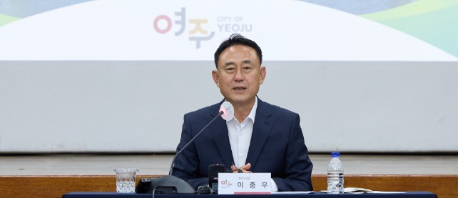 이충우 여주시장이 8일 언론브리핑을 하고 있따. /여주시