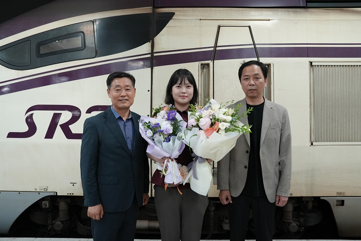 8일 에스알 정왕국 대표이사(맨 왼쪽)가 수서역에서 김민슬 기장, 김상수 노동조합 위원장과 기념사진을 촬영하고 있다./에스알