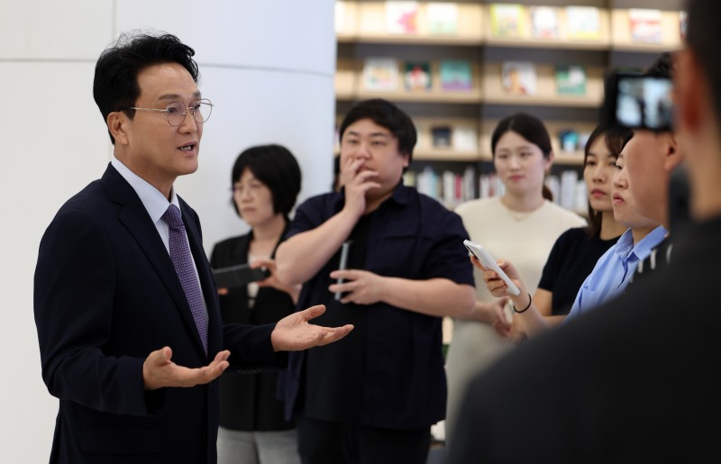 안민석 경기도교육감이 8일 도교육청 남부청사 스피드게이트를 전면 철거 배경을 설명하고 있다. /경기도교육청