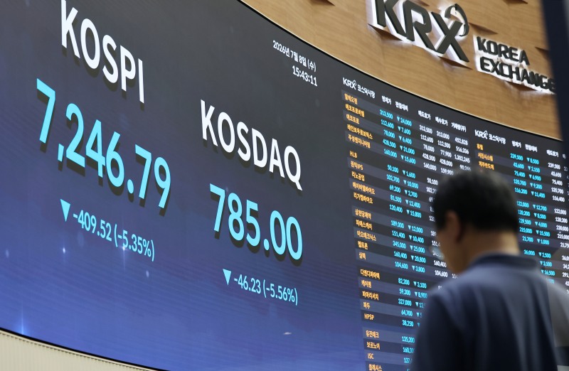 8일 서울 여의도 한국거래소 홍보관에 코스피 및 코스닥, 개별 종목 지수가 표시되고 있다./연합뉴스