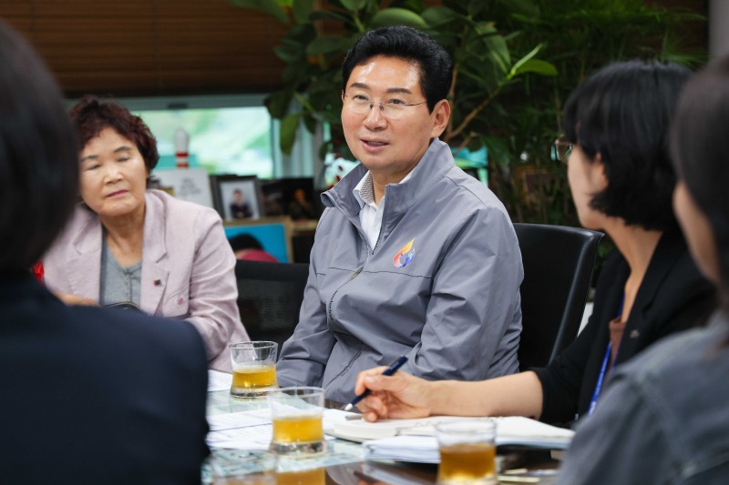 이상일 용인특례시장이 8일 농업인 간담회에서 농업 지원 방향을 설명하고 있다. /용인시