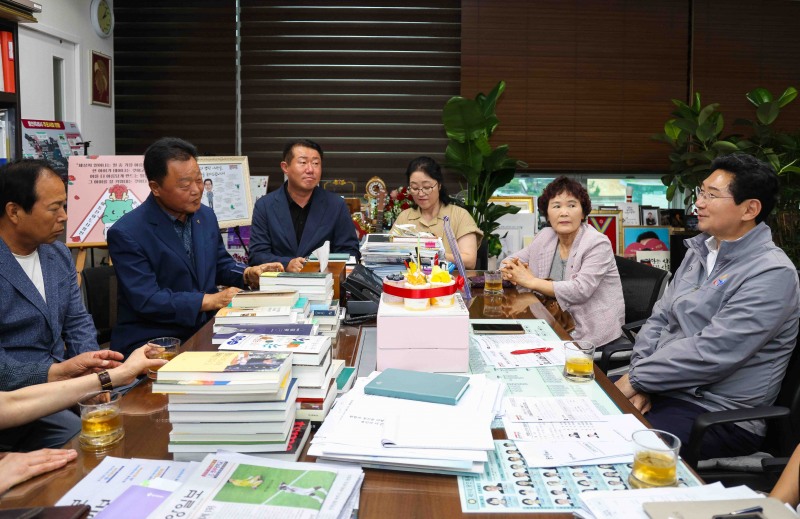 이상일 용인특례시장이 8일 시청 시장실에서 농업인 간담회를 진행했다./용인시
