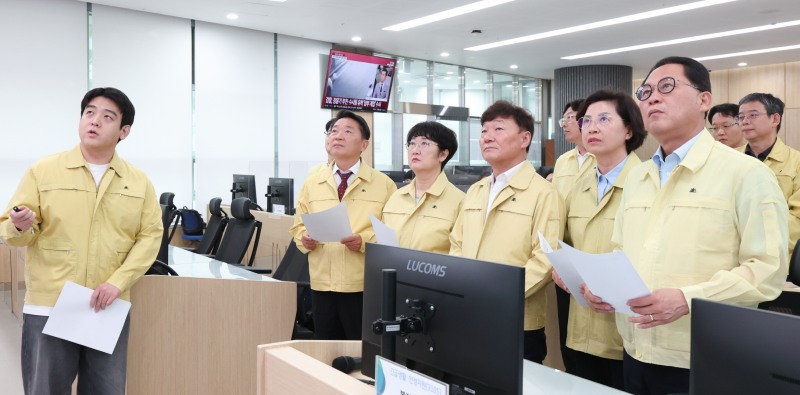 경기도의회 대표단의 경기도 재난상황실 방문 모습. /경기도의회