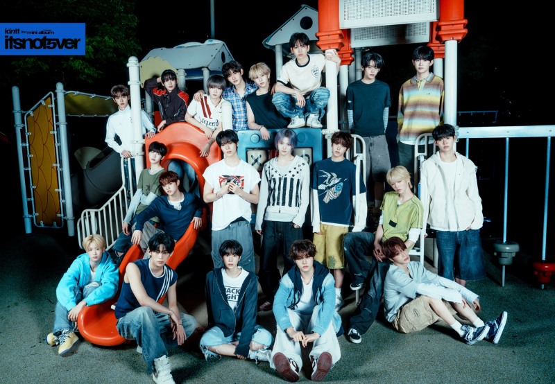 아이덴티티의 벅찬 비주얼…20人 'itsnotover' 새 콘셉트 포토 선물