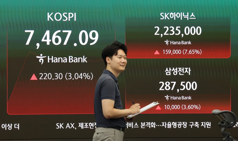 코스피가 이틀 연속 급락을 딛고 반등한 9일 서울 중구 하나은행 본점 딜링룸 현황판에 코스피 지수와 SK하이닉스, 삼성전자의 주가가 표시되고 있다./연합뉴스