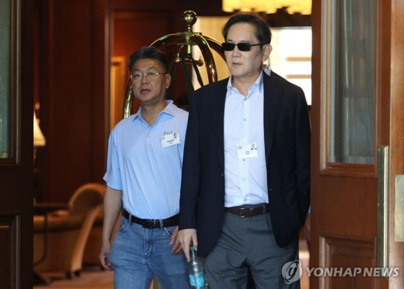 이재용 삼성전자 회장(오른쪽)과 한진만 삼성전자 디바이스솔루션(DS) 부문 파운드리사업부장(사장)이 7일(현지시간) 미국 아이다호주 선밸리에서 열린 앨런&컴퍼니 선밸리 콘퍼런스에 참석하고 있다.