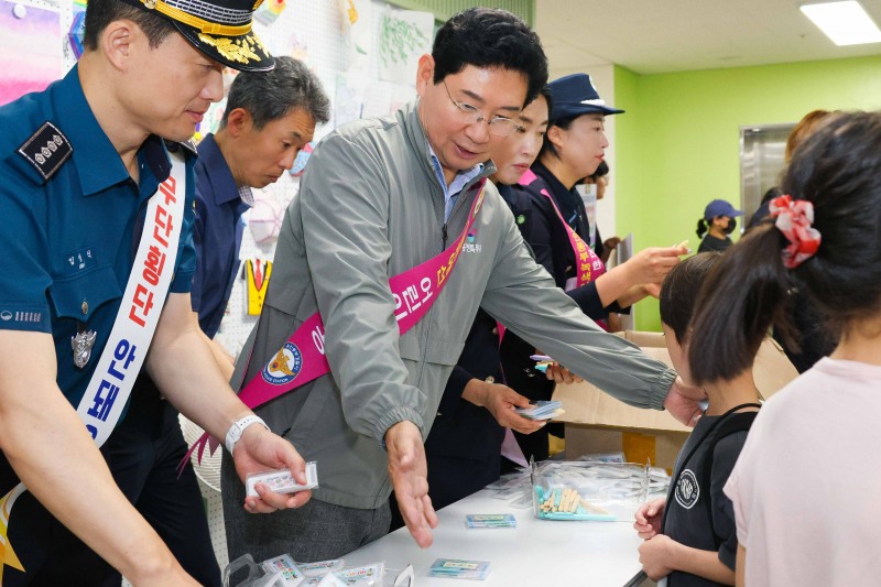 이상일 용인특례시장이 9일 고진초에서 동부녹색어머니회 회원들과 어린이 교통안전 캠페인을 하고 있다./용인시