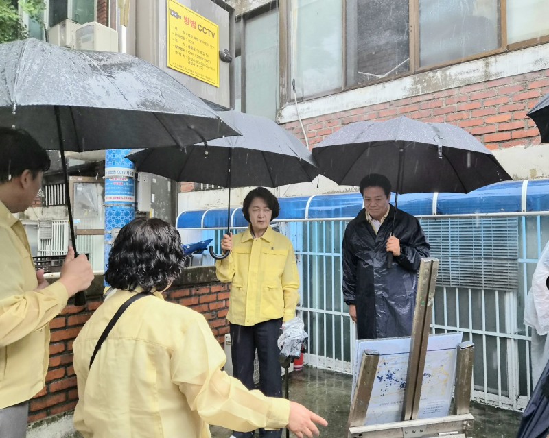 추미애 경기도지사와 최대호 안양시장이 함께 하고있다. /안양시