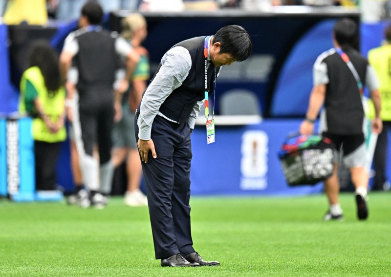 브라질전 패배 후 팬들에게 인사하는 모리야스 하지메 일본 축구대표팀 감독. / 사진=연합뉴스