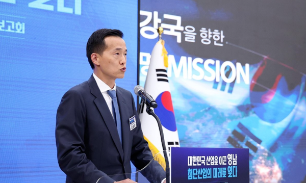 김동관 한화그룹 부회장이 3일 경남 진주시에서 이재명 대통령 주재로 열린 영남권 첨단산업 발전비전 국민보고회에서 투자계획을 발표하고 있다. 사진=연합뉴스