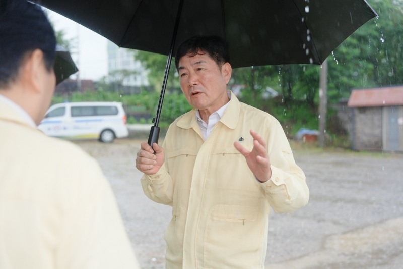 ㅗ용호 오산시장이 9일 오산천을 집중 점검하고있다. /오산시