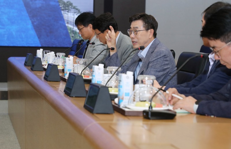 최원용 평택시장이 삼성전자 평택캠퍼스를 방문, 간담회를 하고있다. /평택시