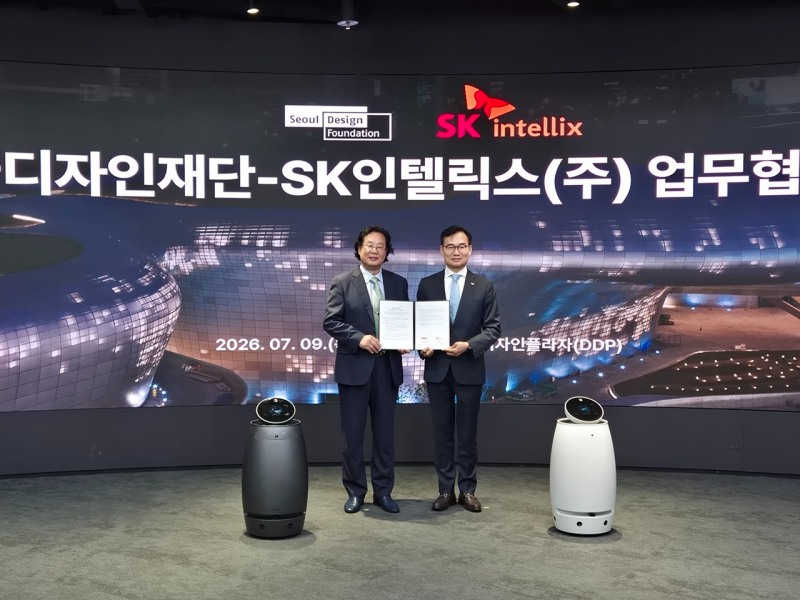 ‘DDP 스마트 디자인 환경조성’ 업무협약식에서 안무인 SK인텔릭스 대표이사(오른쪽)와 차강희 서울디자인재단 대표이사가 기념촬영을 하고 있다. 사진=SK인텔릭스