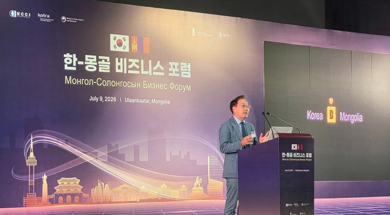 카카오뱅크 윤호영 대표이사가 9일 몽골 울란바타르에서 개최된 한-몽골 비즈니스 포럼에 참석해 ‘Beyond Banking, Into Every Life’를 주제로 발표를 진행했다./카카오뱅크