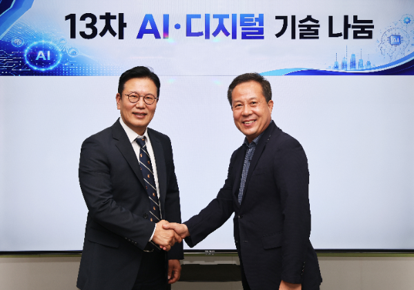 (왼쪽)희망브리지 신훈 사무총장과 (오른쪽)전북개발공사 송재철 본부장이 디지털 역량 강화를 위한 AI 디지털 기술 나눔을 진행했다.