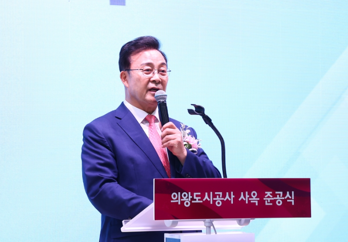 김성제 의왕시장이 축사를 하고있다.