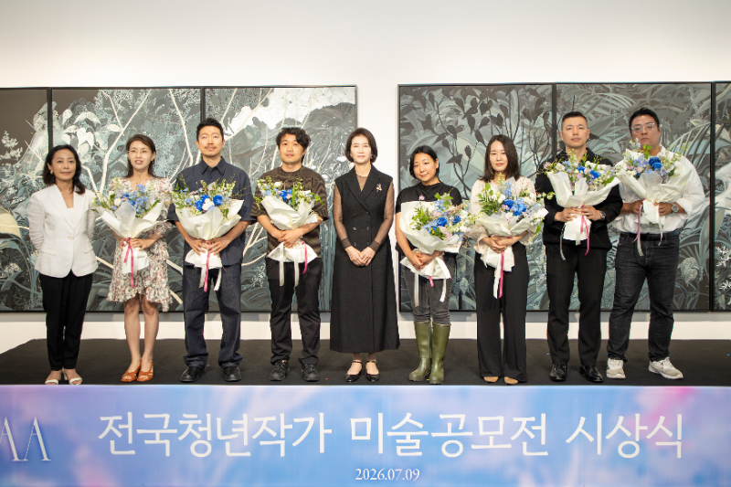 우현희 호반문화재단 이사장(왼쪽 다섯번째)이 9일 경기 과천시 호반아트리움에서 열린 전국청년작가 미술공모전 ‘2026 H-EAA’ 시상식 후 심사위원 및 수상작가들과 기념촬영을 하고 있다./호반문화재단