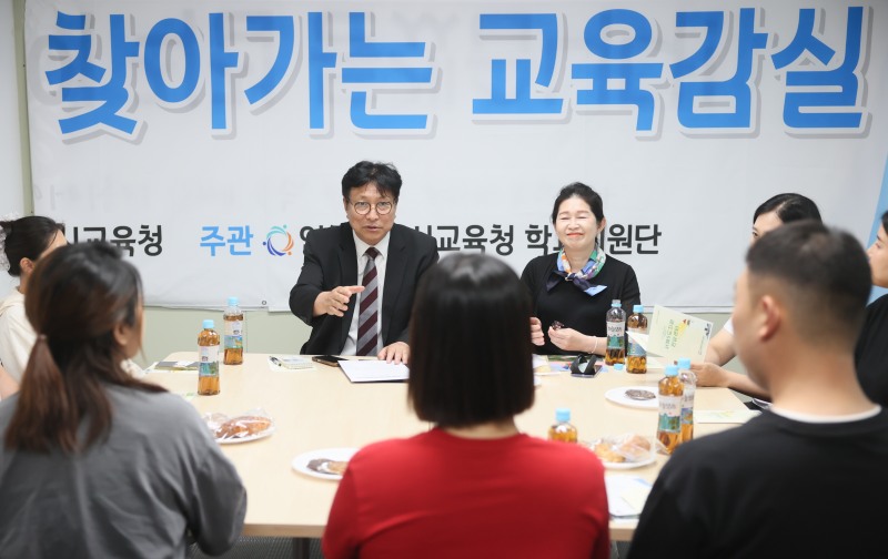 도성훈 인천시교육감이 학부모들과 대화를 나누고 있다. /인천시교육청