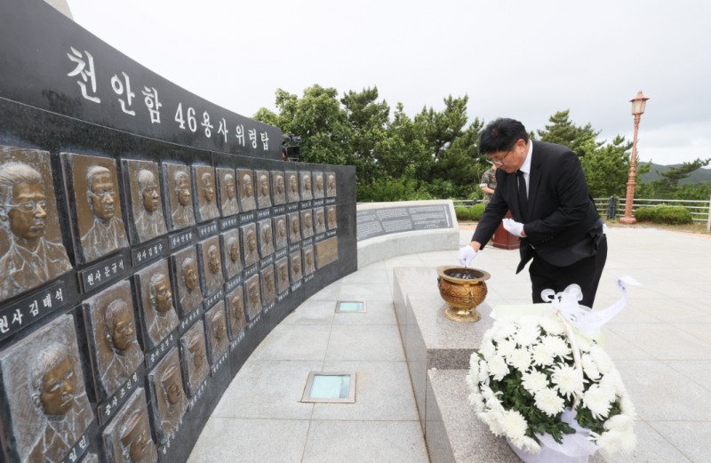 도성훈 인천시교육감의 분향 모습. /인천시교육청