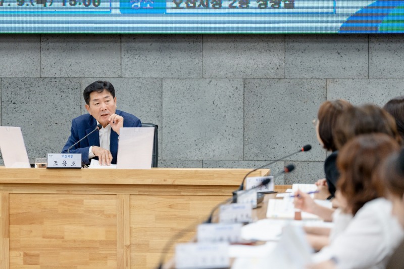 조용호 오산시장이 업무보고를 받고있다. /오산시