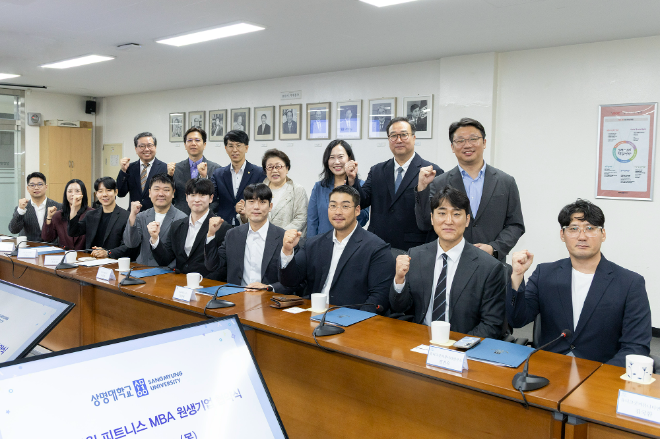 상명대-피트니스 MBA 원생기업 교류협약식 단체사진. (뒷줄 왼쪽 네 번째 김종희 총장) / (사진제공=상명대)