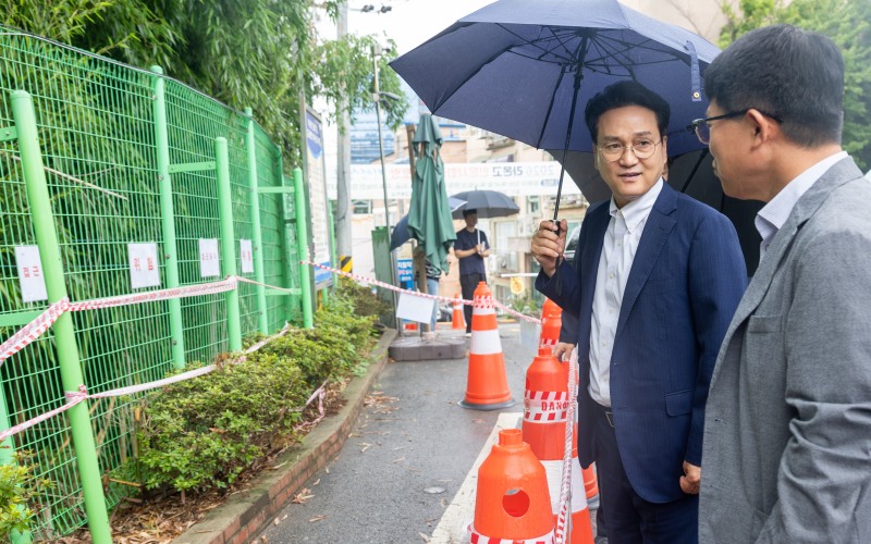 안민석 경기도교육감이 10일 오전 평택 라온중학교를 방문해 비 피해 현장을 점검하고 있다./경기도교육청