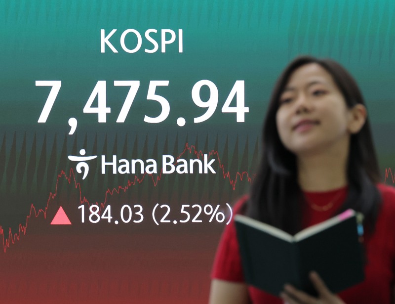 코스피가 전장보다 184.03포인트(2.52%) 오른 7475.94로 마감한 10일 오후 서울 중구 하나은행 딜링룸에 이날 지수가 표시되고 있다./연합뉴스