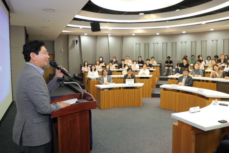 이상일 용인특례시장이 10일 용인세브란스병원 AI 역량 강화 세미나에 참석해 축사하고 있다./용인시