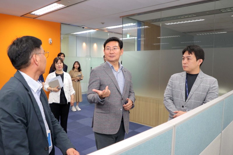 이상일 용인특례시장이 10일 죽전디지털스퀘어 내 다우기술 AI 육성센터 입주 기관들을 둘러보고 있다./용인시